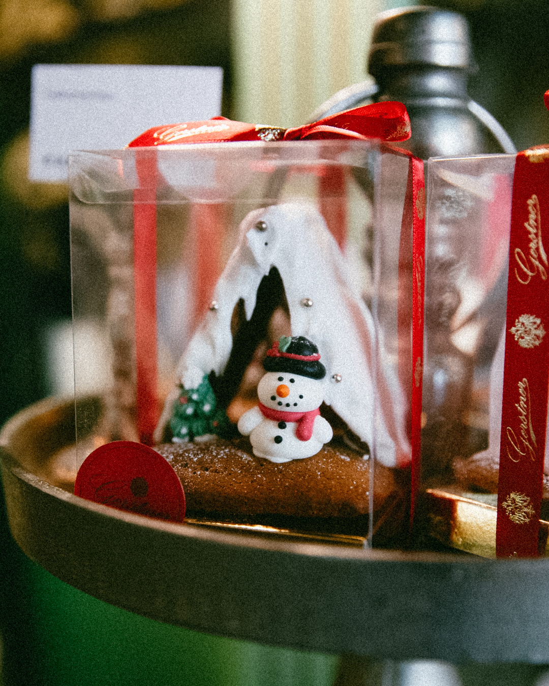 Lebkuchenhaus mit Schneemann