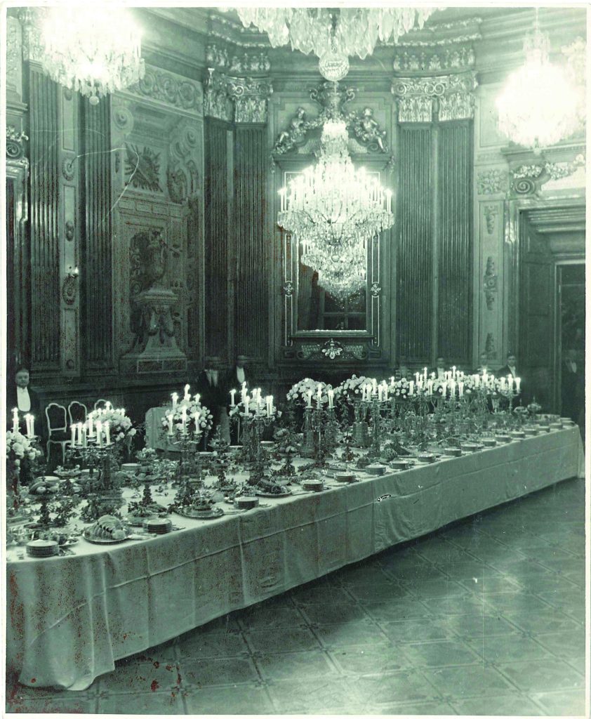 historische Aufnahme von einem Buffet im Schloss Belvedere