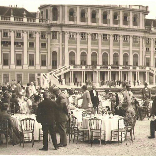historisches Foto einer Jause im Schlosspark Schönbrunn