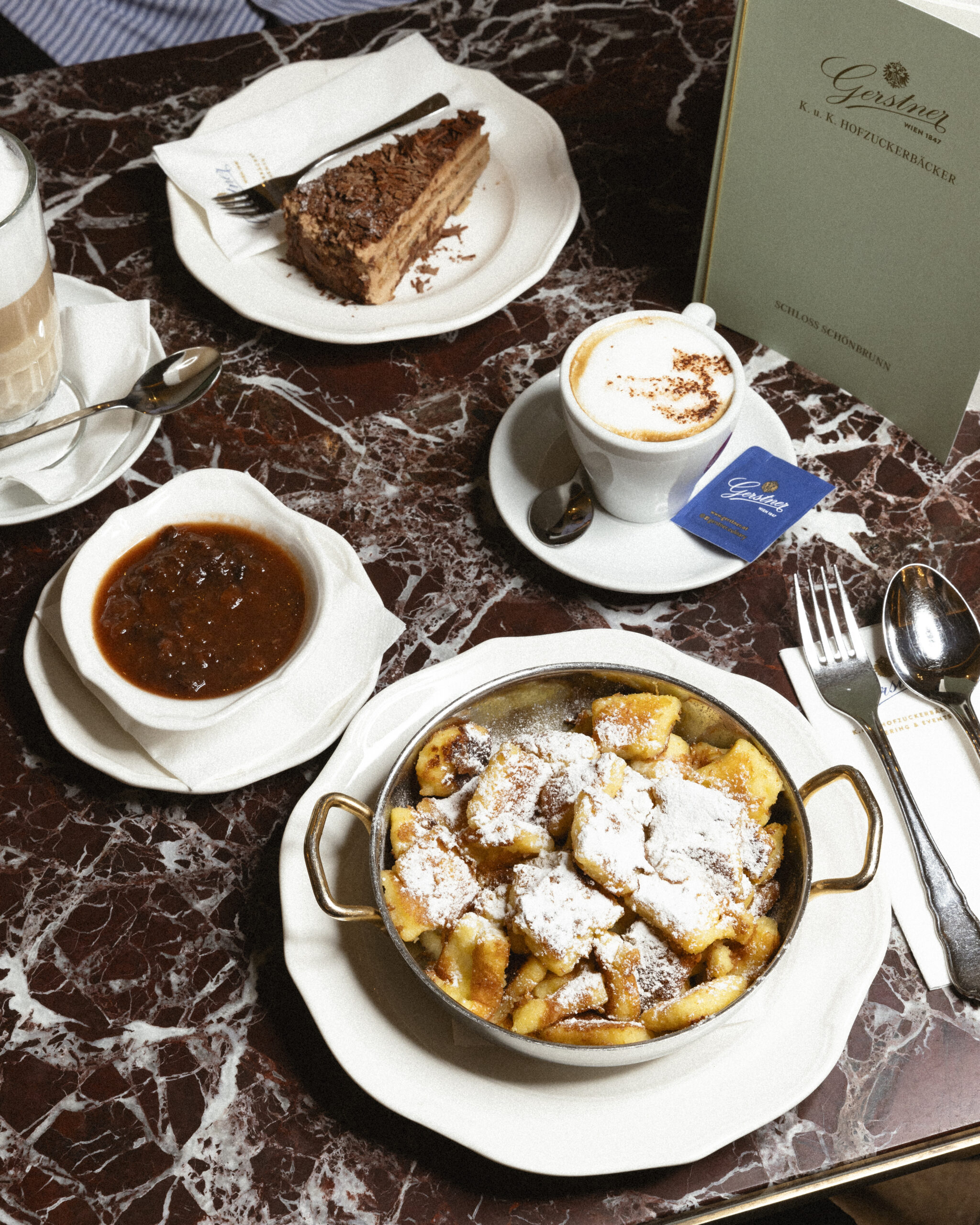 Kaiserschmarrn mit Röster und Melange